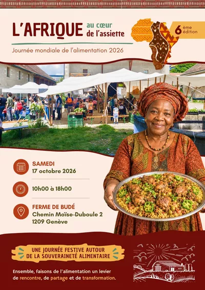 Une femme nous présentant une grand plat avec un repas à base de céréales, de légumes et de viande. En arrière-plan, des stands de marché avec du monde qui se promène.