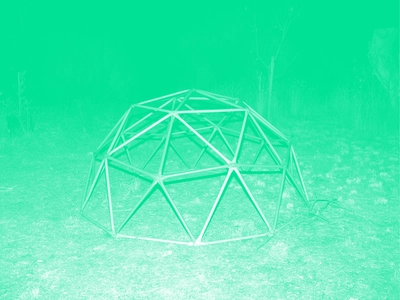 Dans le décor de Sept C'est une structure en metal comme une espece de coupole mais avec des ouvertures. La photoa un filtre de couleur.