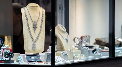 GemGenève Une vitrine avec des bijoux.