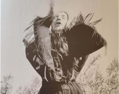 Photo sépia d'une femme agitant ses avant-bras