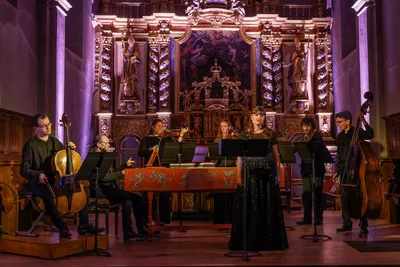 Johann Rosenmüller — Germany in the Light of Venice | Ensemble Temenos, Geneva, 7 October 2026 L’Ensemble Temenos en concert dans une église, avec chanteuse, instruments à cordes et clavecin.