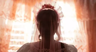 Femme avec un voile de mariée