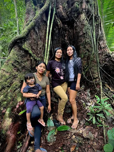 3 femmes et un enfant sous un arbre. Il s'agit de femmes de la communauté Mundurukuyu.