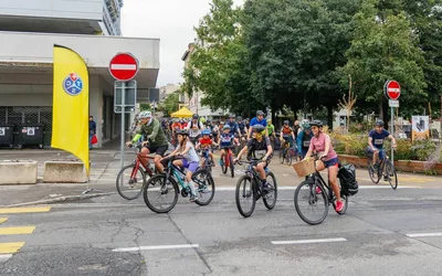 Cyclistes jeunes et adultes au départ Place Chêne-Bourg