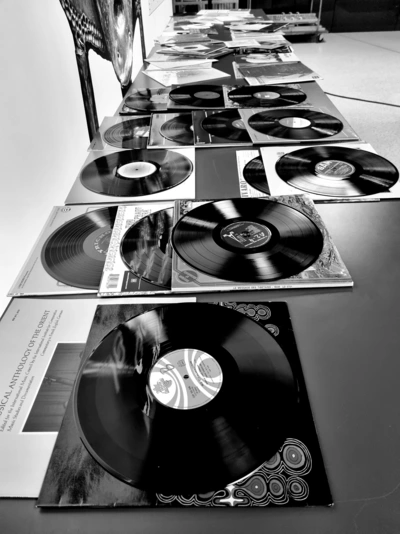 Disques vinyles posés sur une table