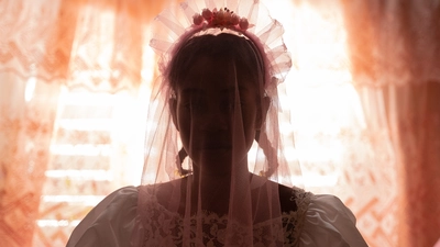 Une jeune femme avec un voile de mariée.