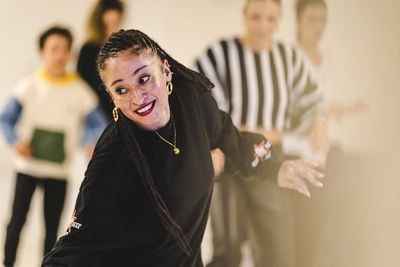 Photo de Loubna durant l'un de ses cours