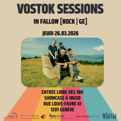 4 hommes assis sur un canapé en plein air.