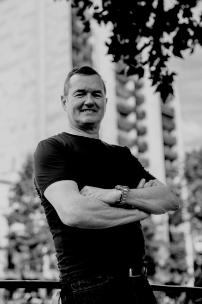 Photo en noir et blanc d'un dj devant un immeuble