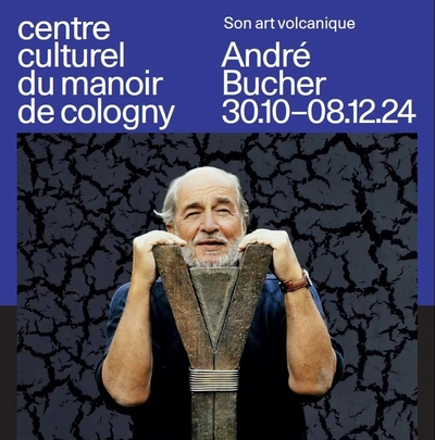 Portrait d'André Bucher s'appuyant sur une de ses sculptures