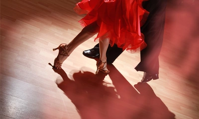 Gros plan sur les jambes et les pieds entrelacés d'un couple dansant le tango