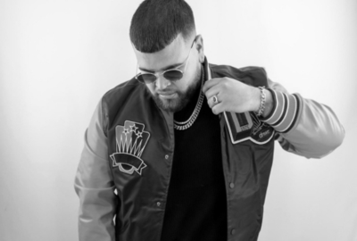 Une photo en noir et blanc du DJ