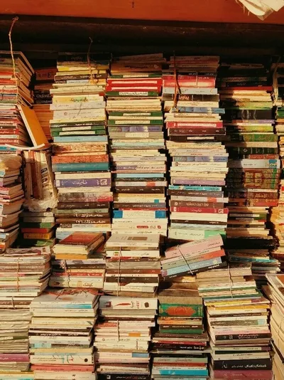 De très nombreuses piles de livres