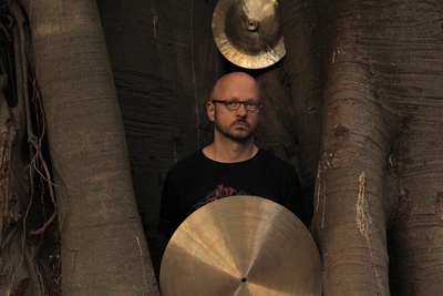 LE COEUR À L'OUVRAGE Christian Wolfarth dans un arbre avec ses cymbales