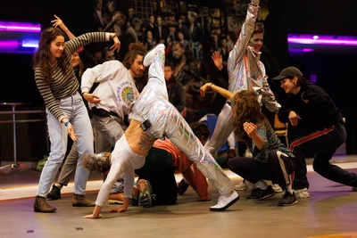 Disco kids at the opening: Bal COSMIX KIDS by the collectif du Feu de dieu Platines vinyls avec des fleurs autour