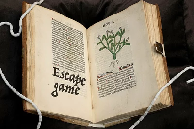 L'Herbarius Patavie de 1485 ouvert avec sur la page de gauche l'inscription " Escape game " ajoutée.