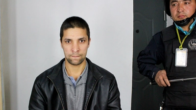 Eyes of the Machine Une homme et un garde.