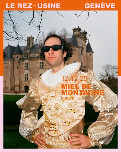 MIEL DE MONTAGNE Affiche de Miel de Montagne en costume dorée avec collerette blanche, devant un château