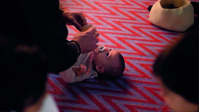 Sensory and musical awakening. The Future, what’s that ? Photos d'un bébé qui manipule des objets lors d'un atelier sensoriel au musée