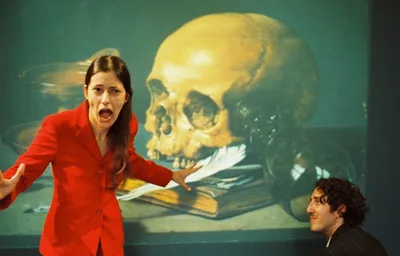 Les interprètes Stéphanie Aflalo et Antoine Thiollier sur scène devant un tableau