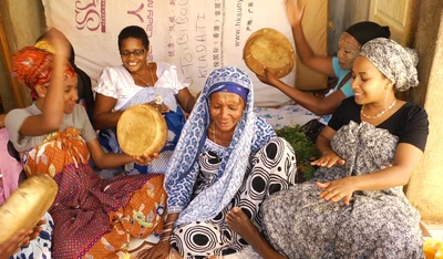 Neighbourhood café: Soundscape musique, joie, rencontre, tradition, motifs, instruments, bienveillance, rythme, mouvement, artisanat, tambour, percussion,sourire, groupe de personnes