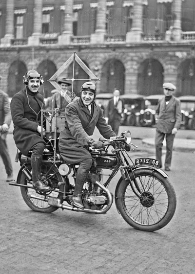 Paris, 12/6/27, radio rallye [radio mobile sur une moto] : [photographie de presse] / [Agence Rol]