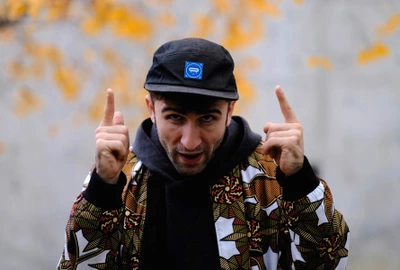 C'est une image en couleur de l'artiste qui lève les doigts.