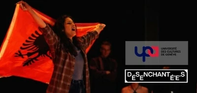 Racism and… my children. Performance : La Part de Feu Une personne sur scène tient un drapeau rouge avec un aigle noir, éclairée par une lumière chaude.
Derrière elle, d’autres personnes sont assises autour d’une table, dans l’ombre.
En bas de l’image, un bandeau avec des logos et du texte de l’Université de Genève.