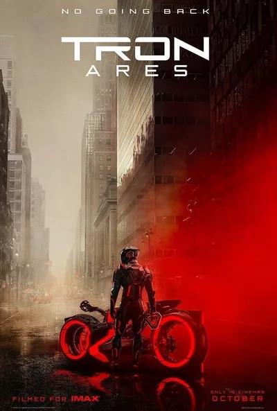 CinéClubturel - Tron: Ares Affiche futuriste dominée par des néons rouges et noirs, montrant une silhouette équipée d'une combinaison lumineuse emblématique de l'univers Tron, dans une ville où le monde numérique semble fusionner avec la réalité.