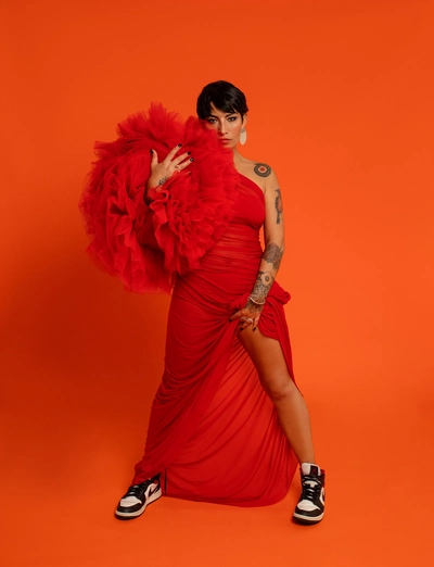 ANA TIJOUX – "VIDA" TOUR + LUCKY SALVADORI Photo en pieds d'Ana Tijoux, rappeuse chilienne féministe.