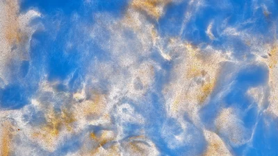 Le verre, au-delà de la matière. Les collections du Cirva Œuvre de Brynjar Sigurðarson et Veronika Sedlmair, dit·es Studio Brynjar & Veronika. Il s'agit d'une fritte de verre fusionné de couleur bleu et orange qui peut faire penser à la représentation d'un ciel nuageux.