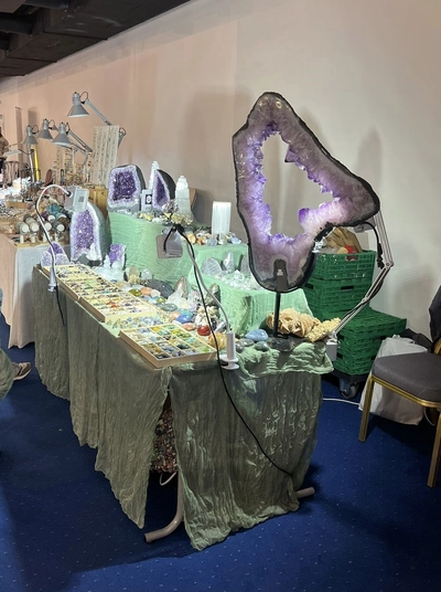 Stand avec géodes d'améthyste, rose des sables et autres minéraux polis ou taillés