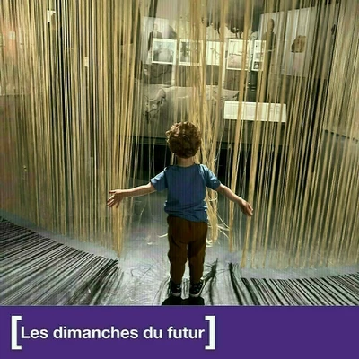 Photo d'un enfant de dos qui découvre une partie d'une exposition au MEG