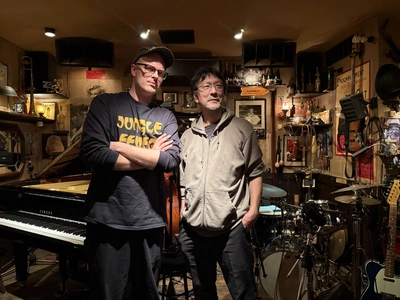 Les deux musiciens dans un club de jazz.