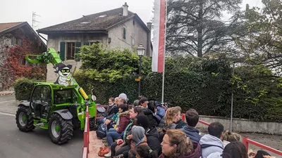 HALLOMANIA - Candy hunt in a wine-themed cart, creative workshop & wine tasting in Gy Familles dans un char viticole à Gy