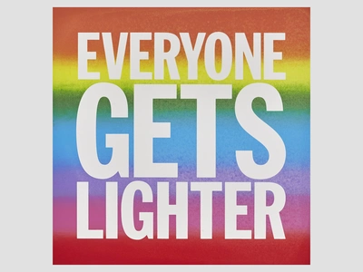 poème visuel de John Giorno indiquant en lettres capitales blanches, le message : EVERYONE GETS LIGHTER sur un fond arc-en-ciel