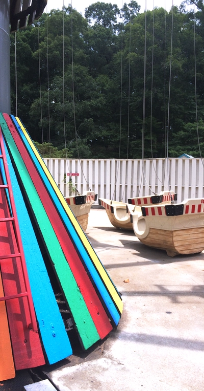 Antigone à la nuit – Versoix C'est l'image d'un manege à l'arrêt il s'agit de tasses volantes. Mais elles sont posées par terre comme si le manège était en train d'être monté.