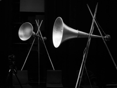 Chuchchepati Orchestra meets DARA Strings – Exceptional concert, as part of KorSonoR – sound and visual arts Sur cette image nous voyons deux haut-parleurs corne.