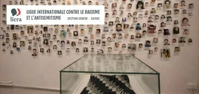 Un mur blanc recouvert de nombreuses petites photos de visages disposées en grille.
Devant le mur, une vitrine en verre, et en bas de l’image un bandeau avec le logo et le texte de la LICRA Genève.