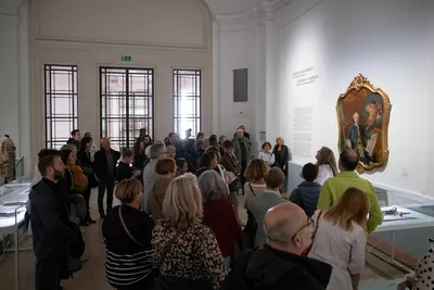 Public dans la salle d'exposition