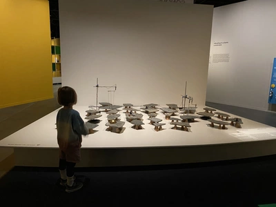 Photo d'un enfant devant une œuvre de l'exposition Afrosonica - Paysages sonores au MEG.