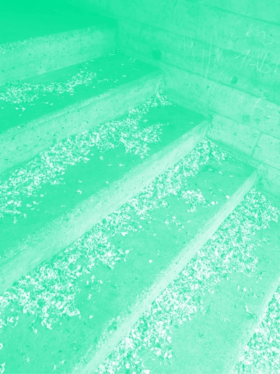 Rire (pour en finir avec soi-même) Des escaliers remplies de petales de fleurs tombés. La photo a un filtre de couleur.