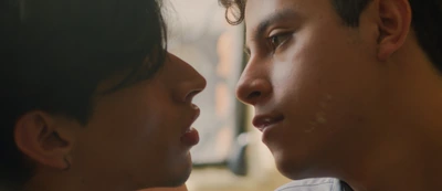 Deux hommes face à face, sur le point de s'embrasser