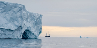 Arctic Horizons: story of an unprecedented swiss expedition Voilier dans l'eau à côté d'un grand glacier en Arctique