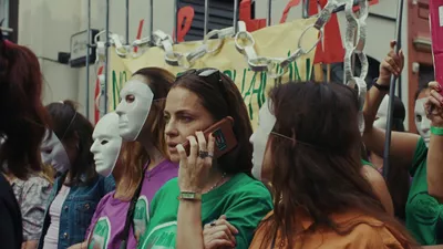 FILMAR 2026 Screening of Belén Une femme est dans une manifestation et est au téléphone.