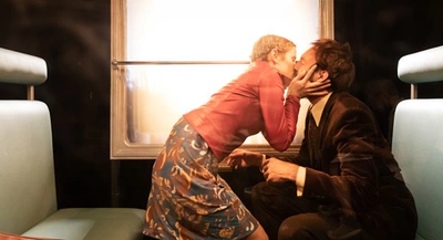 Sur cette image, il y a 2 personnes un homme et une femme l'un en face de l'autre qui s'embrasse.