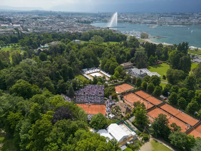 Vue de drône du court central du Gonet Geneva Open avec en arrière plan le parc des Eaux-Vives et le Jet d'eau