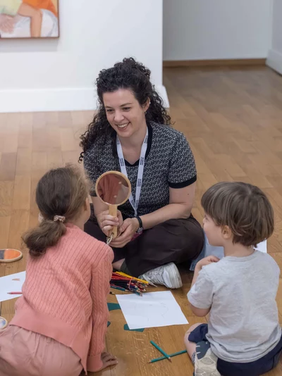 Creative workshop of portraits for kids des enfants participant à un atelier d'autoportrait