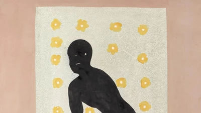 L'image montre une silhouette noire, représentant une personne, qui semble être en position accroupie ou assise. Cette silhouette est placée sur un fond clair avec des fleurs jaunes autour d'elle. Les fleurs ont des pétales de couleur jaune vif et sont reliées par des tiges blanches, créant un contraste avec la silhouette sombre. Le fond est texturé avec des petits points blancs et beige, ce qui donne un aspect doux et abstrait. Le contour de la silhouette est légèrement flou, ce qui donne un effet de mouvement ou de fluidité. Le tout est encadré par un ton de fond rose pâle en haut et en bas.