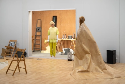 Deux interprètes du spectacle sur scène dans le décor